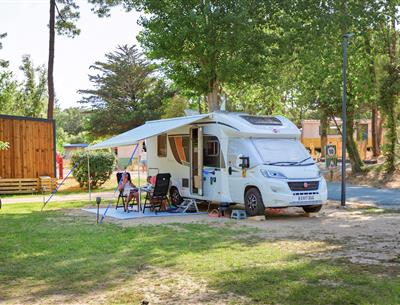 Kale plaatsen met stroom 2 bloemen op Camping Les Sirènes