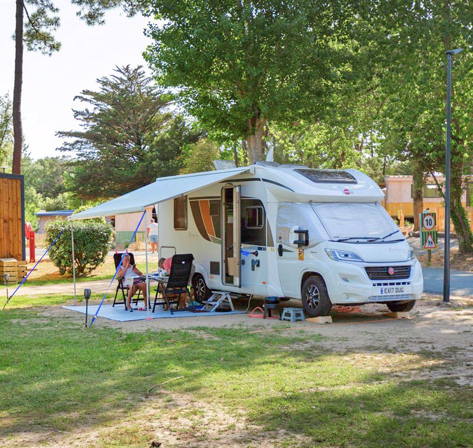 Kale plaatsen met stroom 2 bloemen op Camping Les Sirènes 