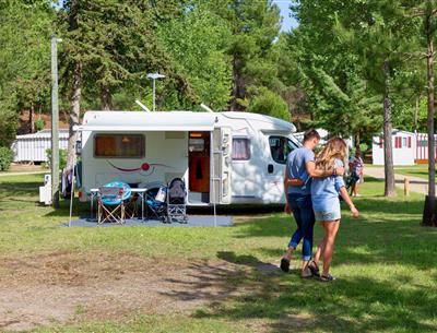 Kale plaatsen met stroom 2 bloemen op Camping Les Sirènes