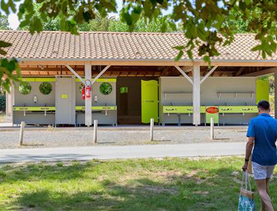 Diensten ter plaatse op de 3-sterrencamping Les Sirènes in Saint Jean de Monts in de Vendée (ontbijt, fietsverhuur, snackbar, bar, kruidenierswinkel, massage, wasserette, enz.)
