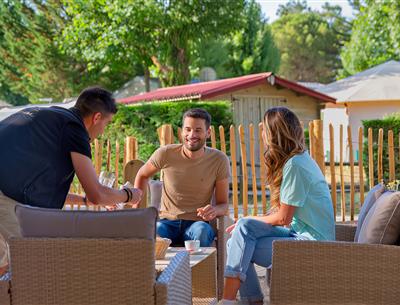 Diensten ter plaatse op de 3-sterrencamping Les Sirènes in Saint Jean de Monts in de Vendée (ontbijt, fietsverhuur, snackbar, bar, kruidenierswinkel, massage, wasserette, enz.)