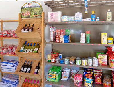 Diensten ter plaatse op de 3-sterrencamping Les Sirènes in Saint Jean de Monts in de Vendée (ontbijt, fietsverhuur, snackbar, bar, kruidenierswinkel, massage, wasserette, enz.)