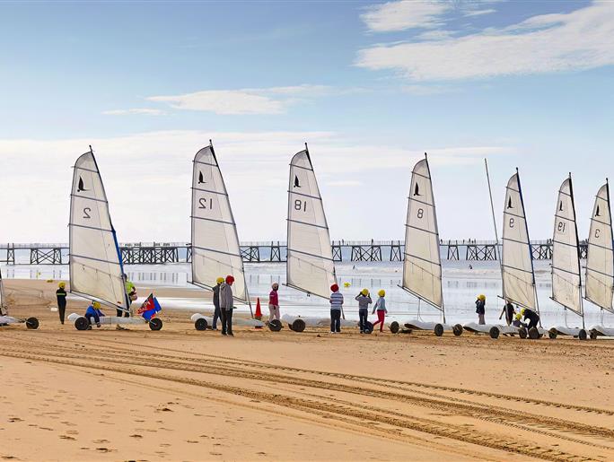 De nautische bases in de buurt van de 3-sterren camping Les Sirènes