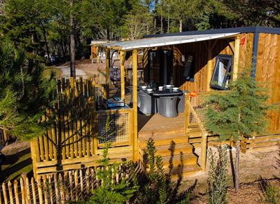 Buitenaanzicht van de 6-persoons Premium cottage - CAMPING**** Les Sirènes