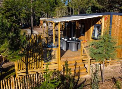 Buitenaanzicht van de 4-persoons premium cottage - CAMPING**** Les Sirènes