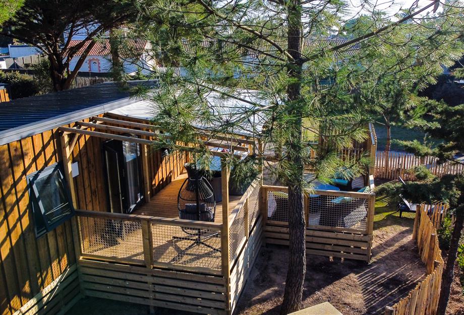 Buitenaanzicht van de 4-persoons premium cottage - CAMPING**** Les Sirènes