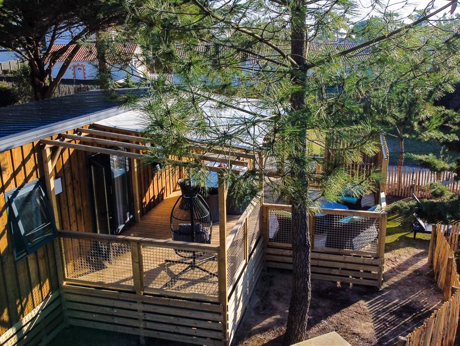 Buitenaanzicht van de 4-persoons premium cottage - CAMPING**** Les Sirènes